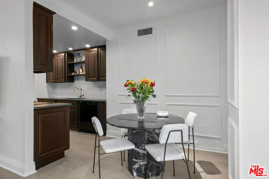 West Hollywood, California 90069, United States, 1 Bedroom Bedrooms, ,2 BathroomsBathrooms,Residential,Active,247478