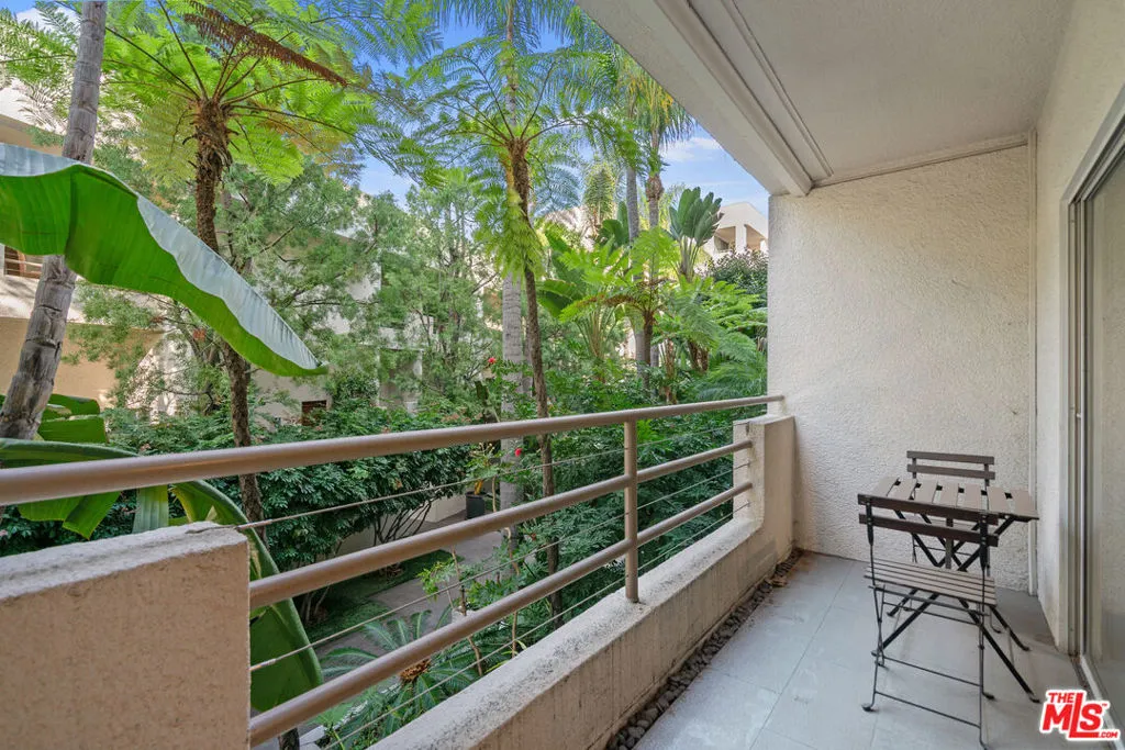 West Hollywood, California 90069, United States, 1 Bedroom Bedrooms, ,2 BathroomsBathrooms,Residential,Active,247478