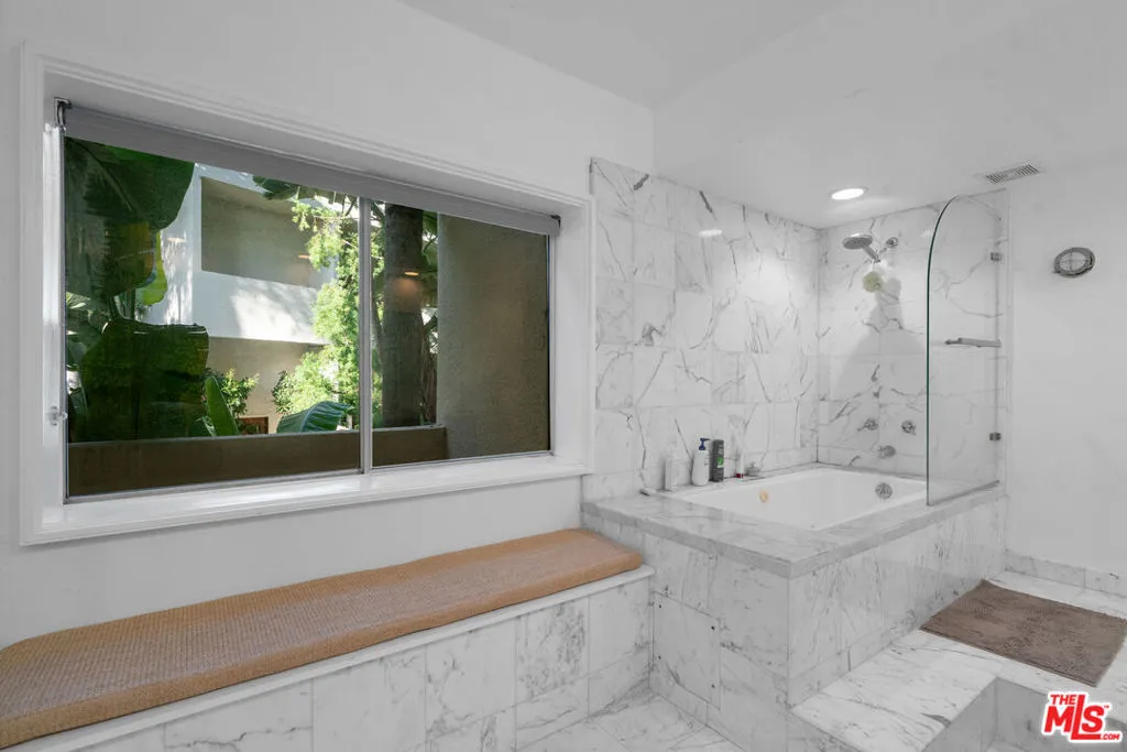 West Hollywood, California 90069, United States, 1 Bedroom Bedrooms, ,2 BathroomsBathrooms,Residential,Active,247478