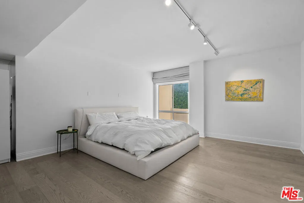 West Hollywood, California 90069, United States, 1 Bedroom Bedrooms, ,2 BathroomsBathrooms,Residential,Active,247478