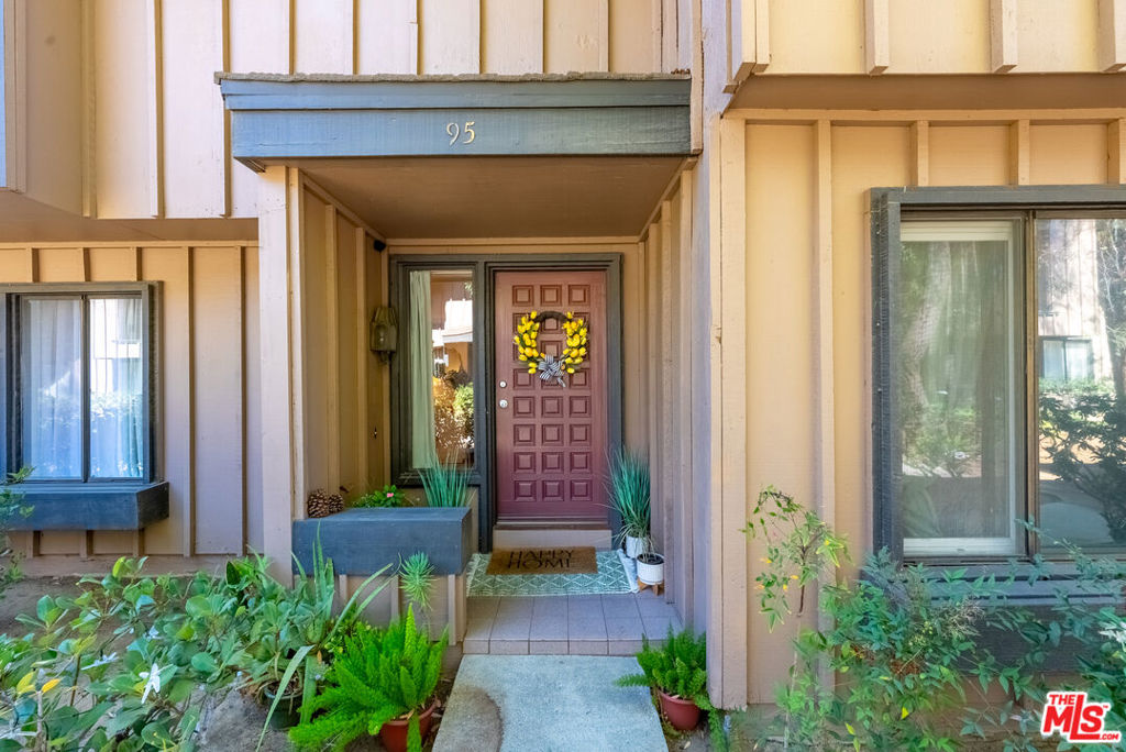9767 Reseda Boulevard 95