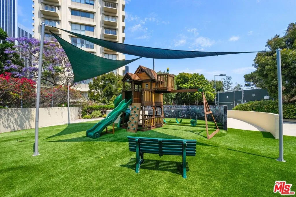 Los Angeles, California 90067, United States, 2 Bedrooms Bedrooms, ,2 BathroomsBathrooms,Residential,Active,176421