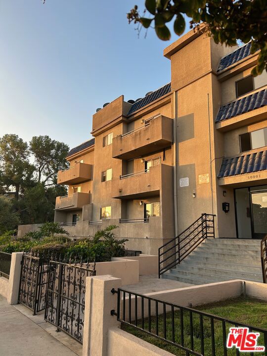 10901 Laurel Canyon Boulevard 101