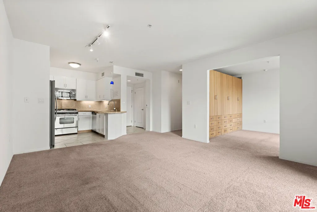 Los Angeles, California 90012, United States, 2 Bedrooms Bedrooms, ,2 BathroomsBathrooms,Residential,Active,226675