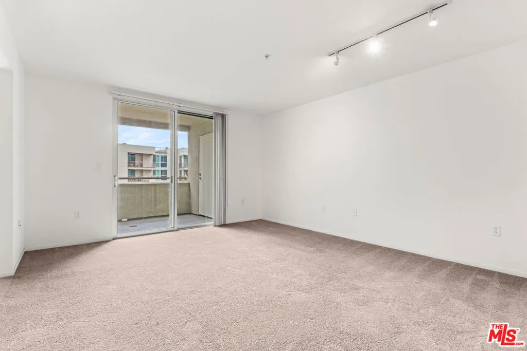 Los Angeles, California 90012, United States, 2 Bedrooms Bedrooms, ,2 BathroomsBathrooms,Residential,Active,226675