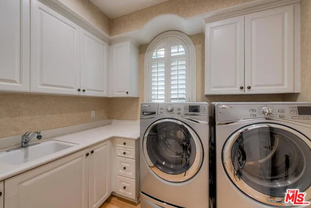 Tarzana, California 91356, United States, 6 Bedrooms Bedrooms, ,7 BathroomsBathrooms,Residential,Active,168190