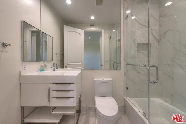 Tarzana, California 91356, United States, 6 Bedrooms Bedrooms, ,7 BathroomsBathrooms,Residential,Active,168190