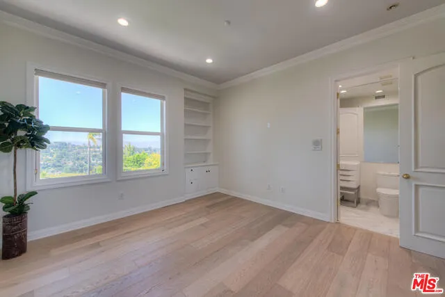 Tarzana, California 91356, United States, 6 Bedrooms Bedrooms, ,7 BathroomsBathrooms,Residential,Active,168190