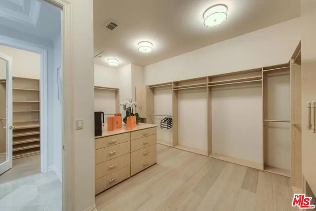 Tarzana, California 91356, United States, 6 Bedrooms Bedrooms, ,7 BathroomsBathrooms,Residential,Active,168190