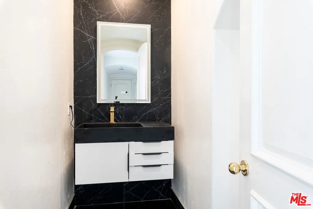 Tarzana, California 91356, United States, 6 Bedrooms Bedrooms, ,7 BathroomsBathrooms,Residential,Active,168190