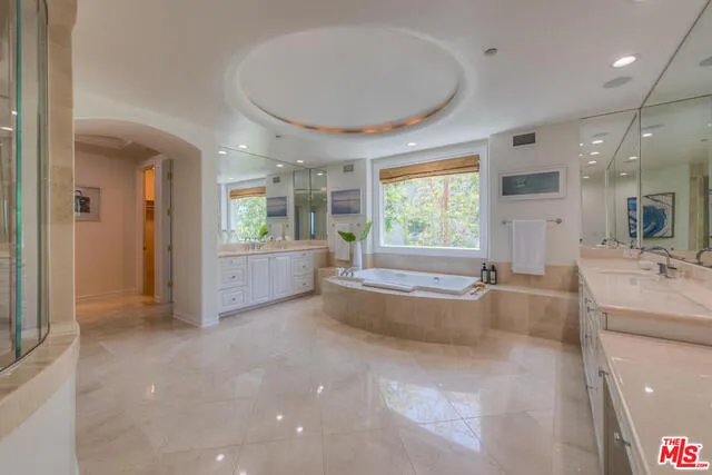 Tarzana, California 91356, United States, 6 Bedrooms Bedrooms, ,7 BathroomsBathrooms,Residential,Active,168190