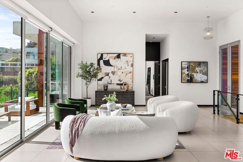 933 Bluegrass Lane Los Angeles CA 90049