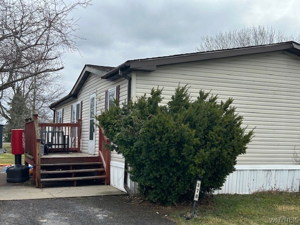 Photo of 378 Birchwood Dr, Lockport Town, NY 14094 (MLS # B1668222)