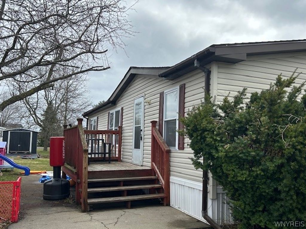 Photo of 378 Birchwood Dr, Lockport Town, NY 14094 (MLS # B1668222)