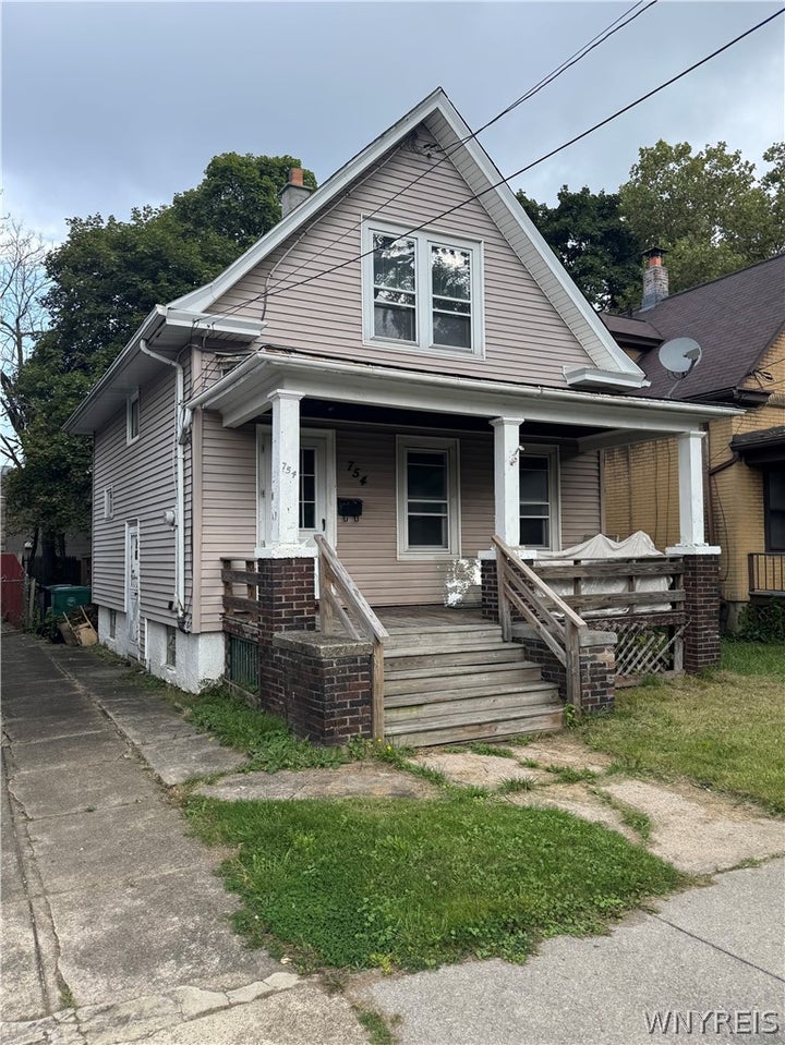 Photo 1 of 16 — 754 Spruce Avenue, Niagara Falls, NY 14301