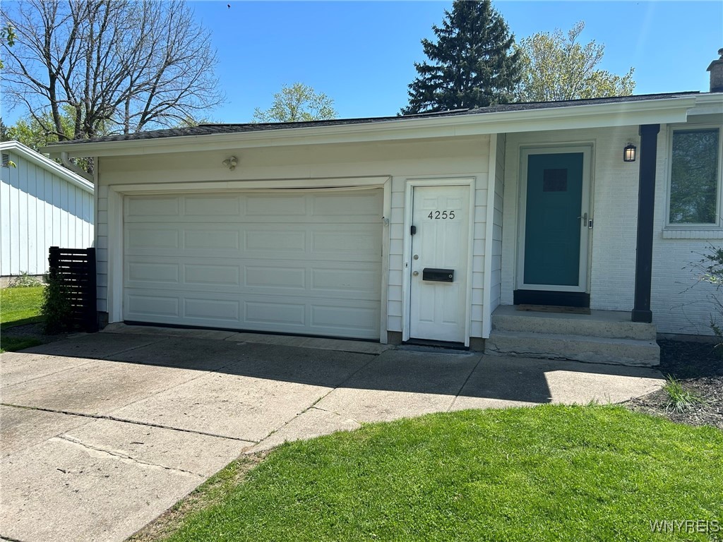 4255 Roxbury Drive, Clarence, New York image 2