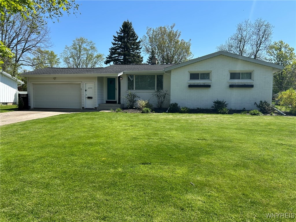 4255 Roxbury Drive, Clarence, New York image 1
