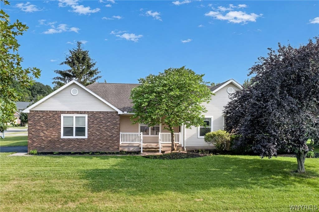 Photo of 429 Carrollwood Drive, Porter, NY 14174 (MLS # B1700014)