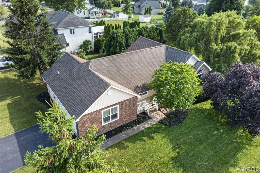 Photo of 429 Carrollwood Drive, Porter, NY 14174 (MLS # B1700014)