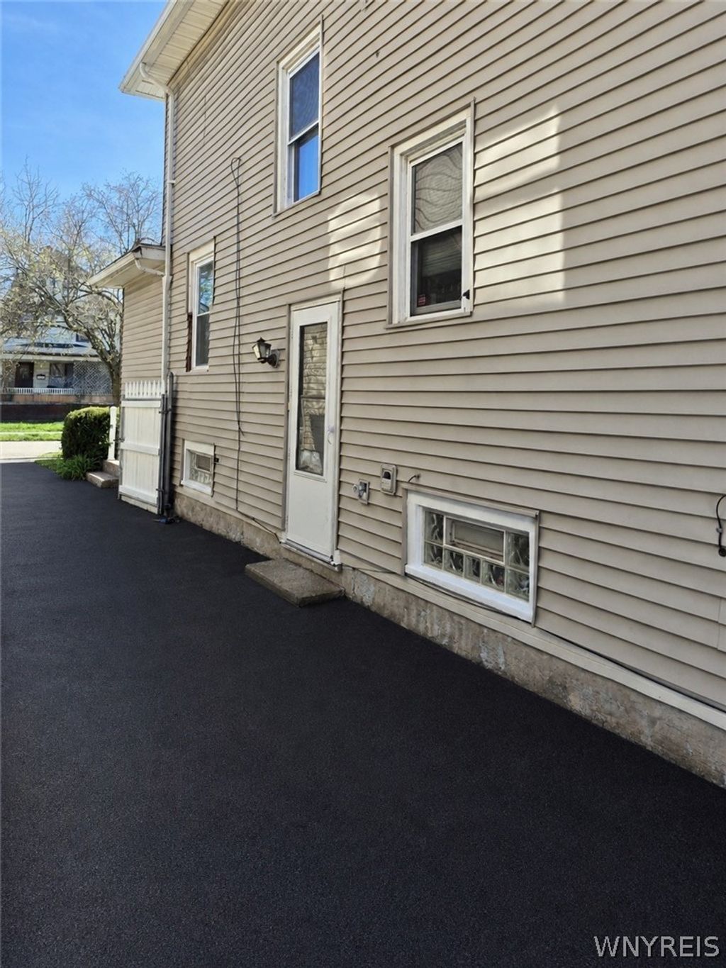 Photo of 51 W Northrup Place, Buffalo, NY 14214 (MLS # B1677537)