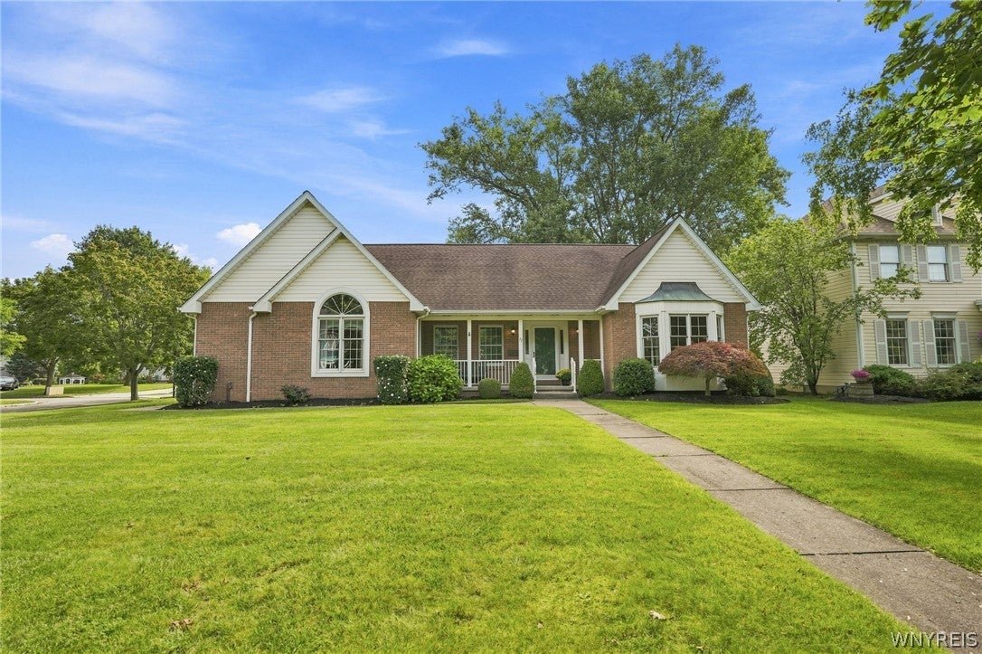 71 Sandhurst Ln