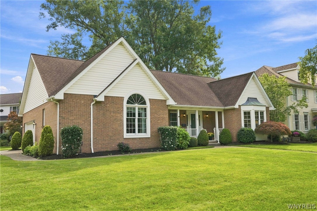 71 Sandhurst Ln