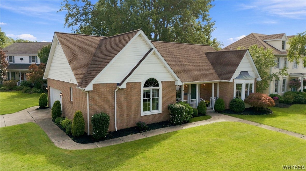 71 Sandhurst Ln
