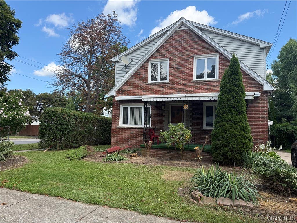 Photo of 563 27th Street, Niagara Falls, NY 14301 (MLS # B1710082)
