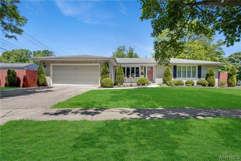 Homes For Sale - 206 Countryside Lane<br/> Amherst, NY 14221