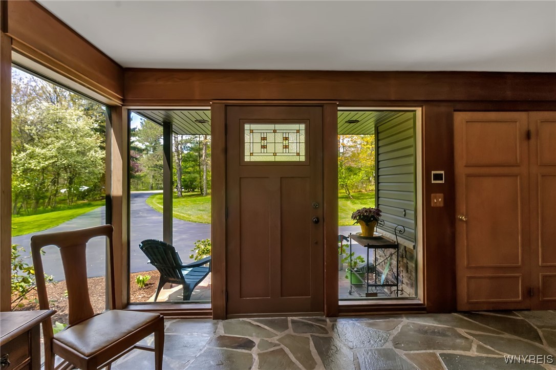 6 Lennys Lane, Orchard Park, New York image 2
