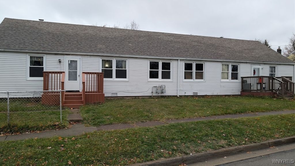Photo of 18 Pyle Court #14, Tonawanda, NY 14150 (MLS # B1652782)