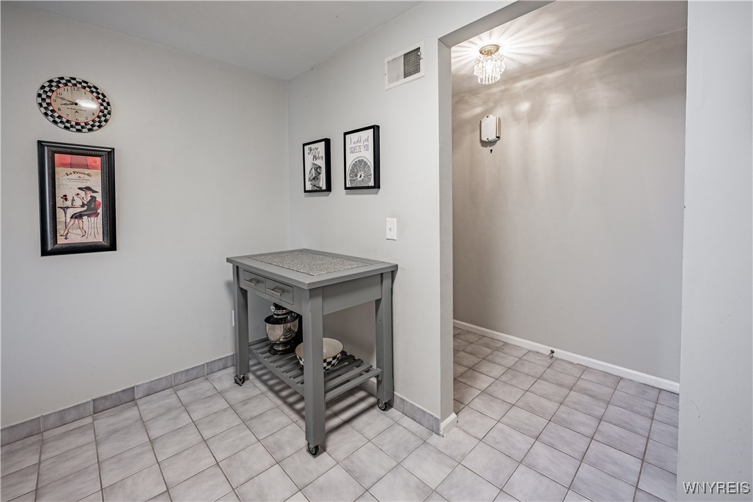 1340 Maple Road 7