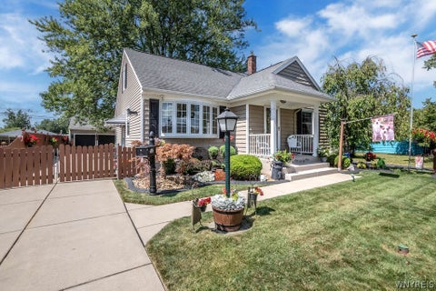 Homes For Sale - 102 Glenhurst Road<br/> Erie County, Tonawanda, NY 14150