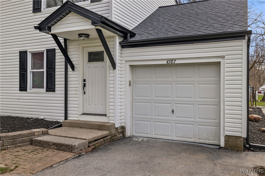 4387 Barton Road, Clarence, New York image 3