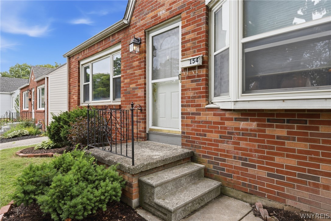 154 Saint Lawrence Avenue