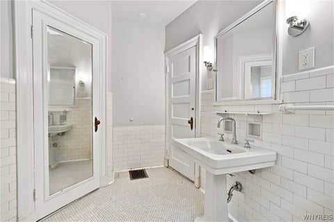 Tiny photo for 26 Soldiers Place, Buffalo, NY 14222 (MLS # B1723274)