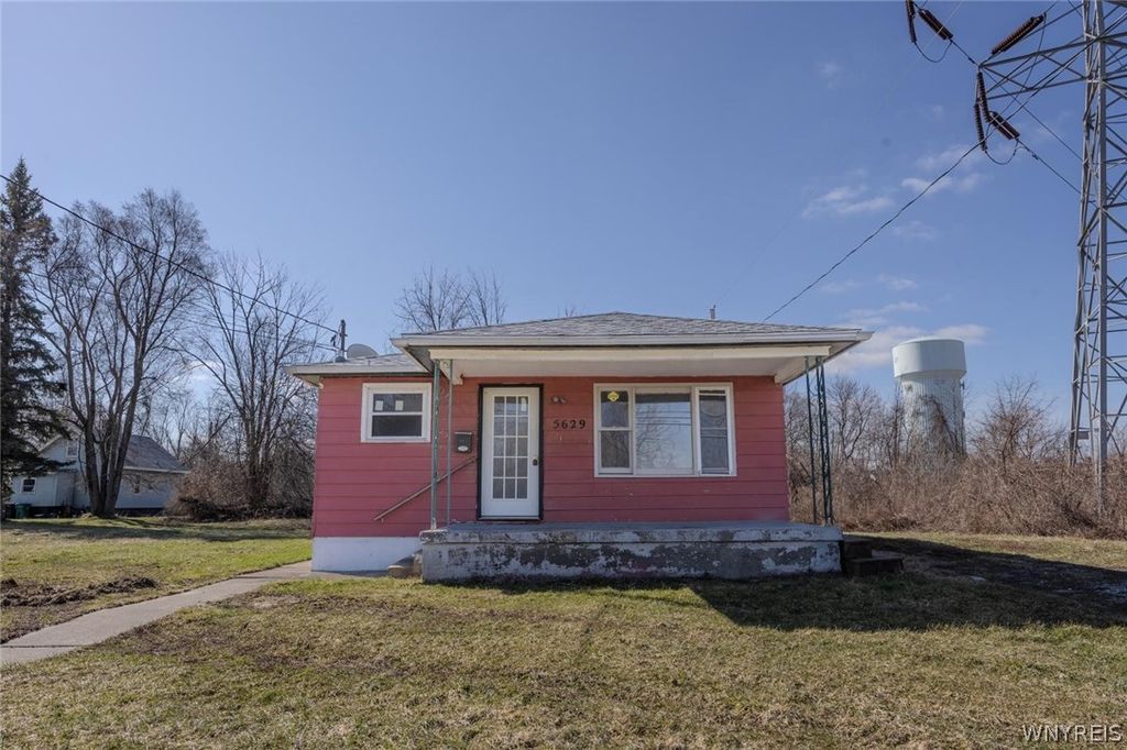 Photo of 5629 Girard Avenue, Niagara Falls, NY 14304 (MLS # B1668802)