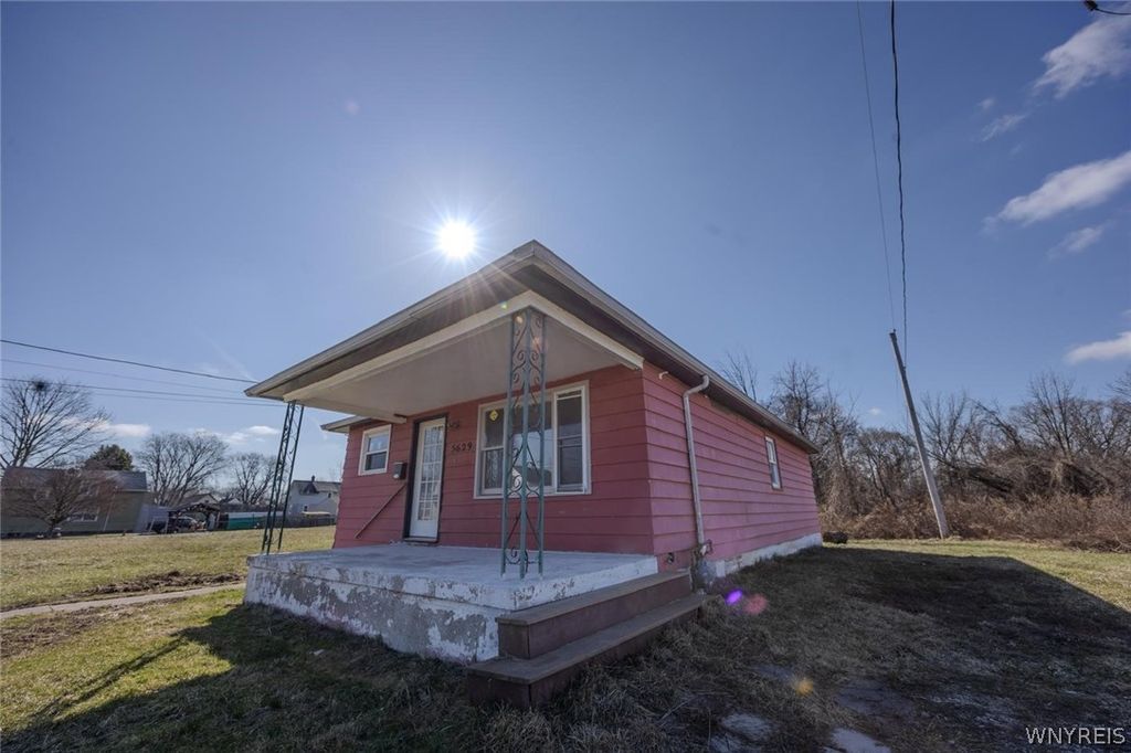 Photo of 5629 Girard Avenue, Niagara Falls, NY 14304 (MLS # B1668802)