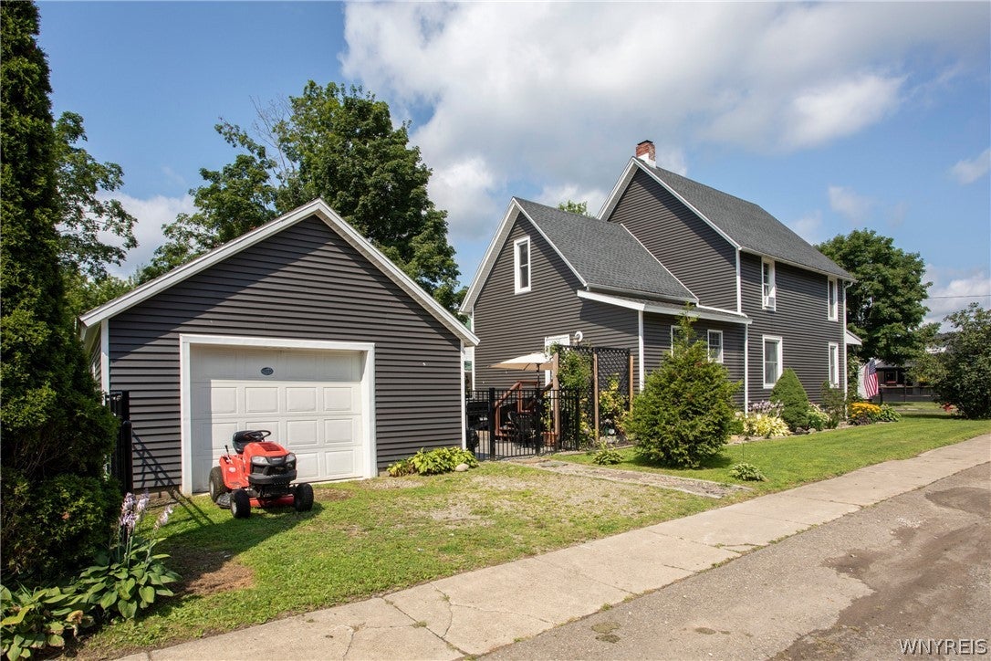 18 Rockwell Avenue