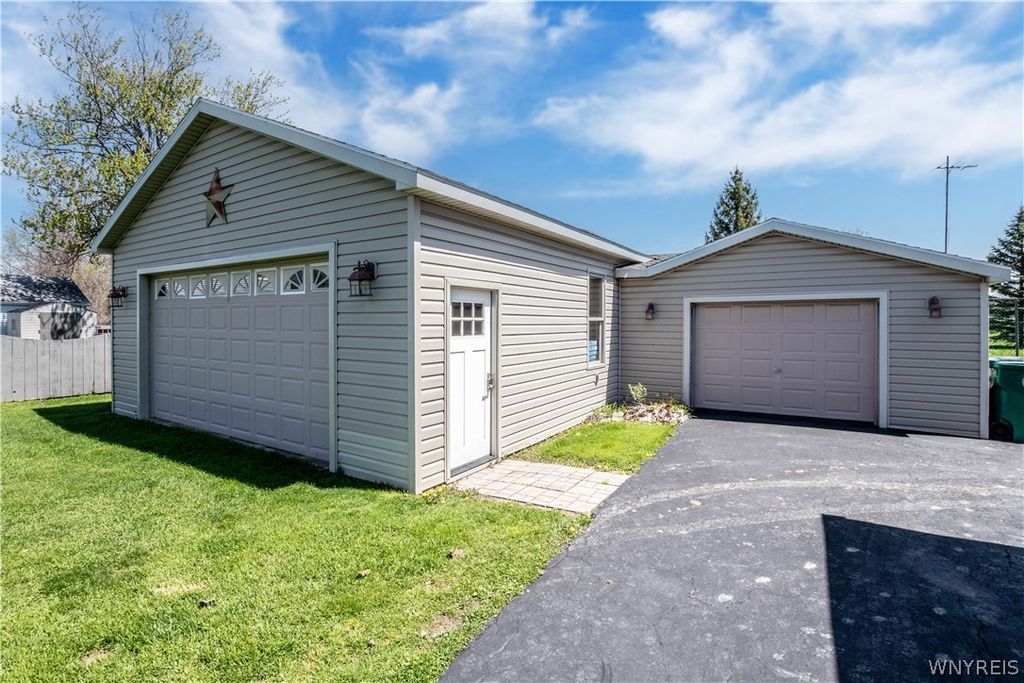 Photo of 981 96th Street, Niagara Falls, NY 14304 (MLS # B1675146)