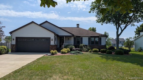Photo of 36 Pheasant Run Lane, Lancaster, NY 14086 (MLS # B1715231)