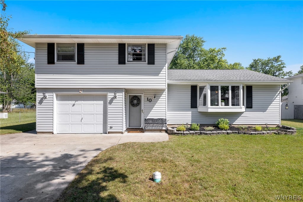 Photo of 10 Meadow Lea Drive, Lancaster, NY 14086 (MLS # B1703740)