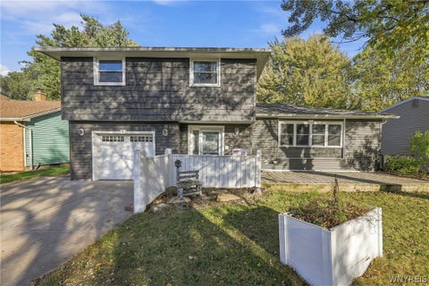 Photo of 15 Cottonwood Drive, Amherst, NY 14221 (MLS # B1721111)