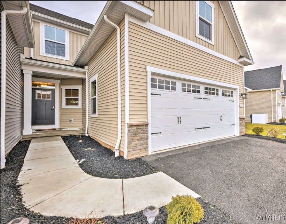 173 Sandstone Circle, Grand Island, New York image 2