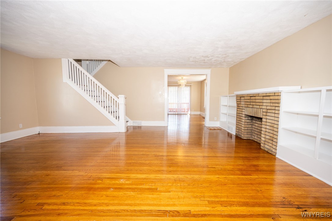 330 W Hazeltine Avenue