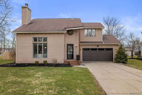 Photo of 10 Royal Oak Circle, Grand Island, NY 14072 (MLS # B1667016)
