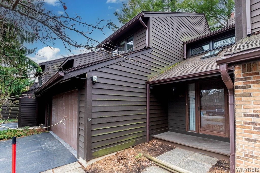 Photo of 186 Breezewood Common Cmn, Amherst, NY 14051 (MLS # B1664143)