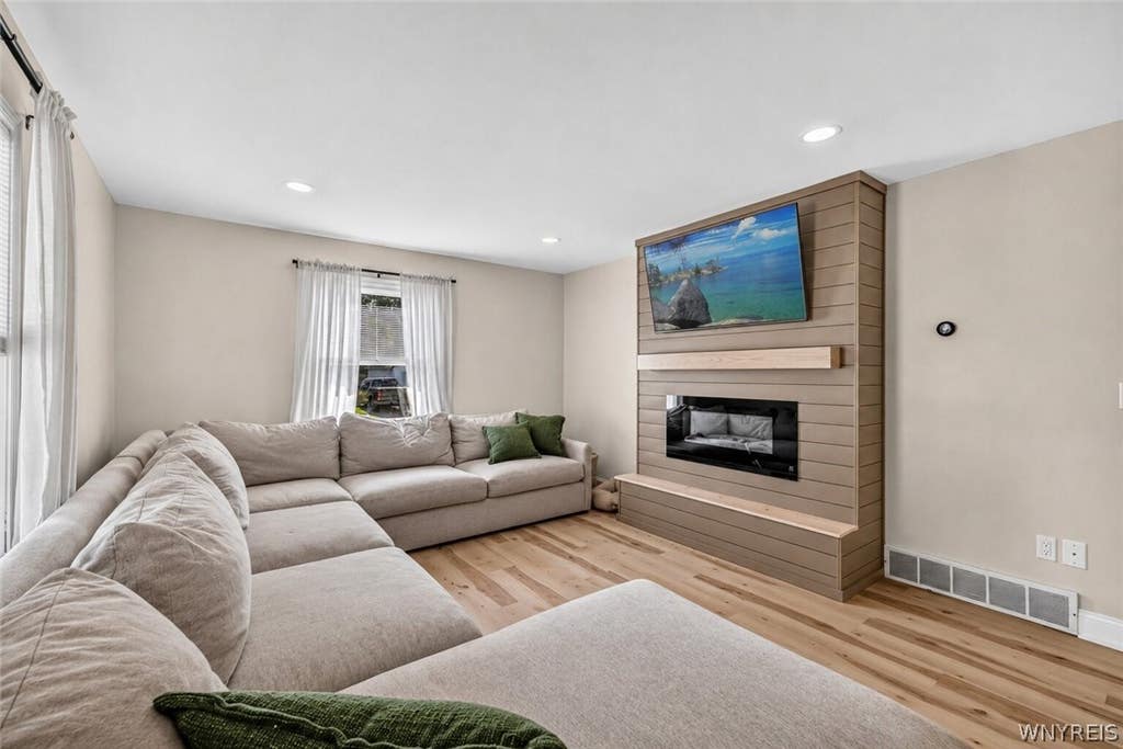 Photo of 814 83rd Street, Niagara Falls, NY 14304 (MLS # B1704028)