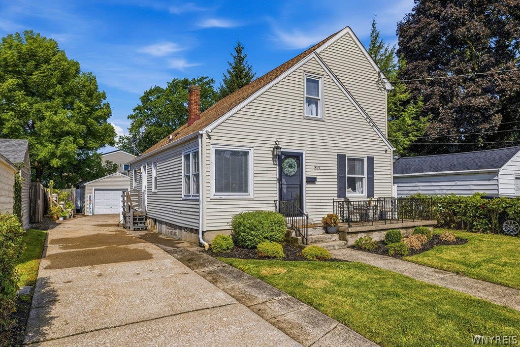 Photo of 814 83rd Street, Niagara Falls, NY 14304 (MLS # B1704028)