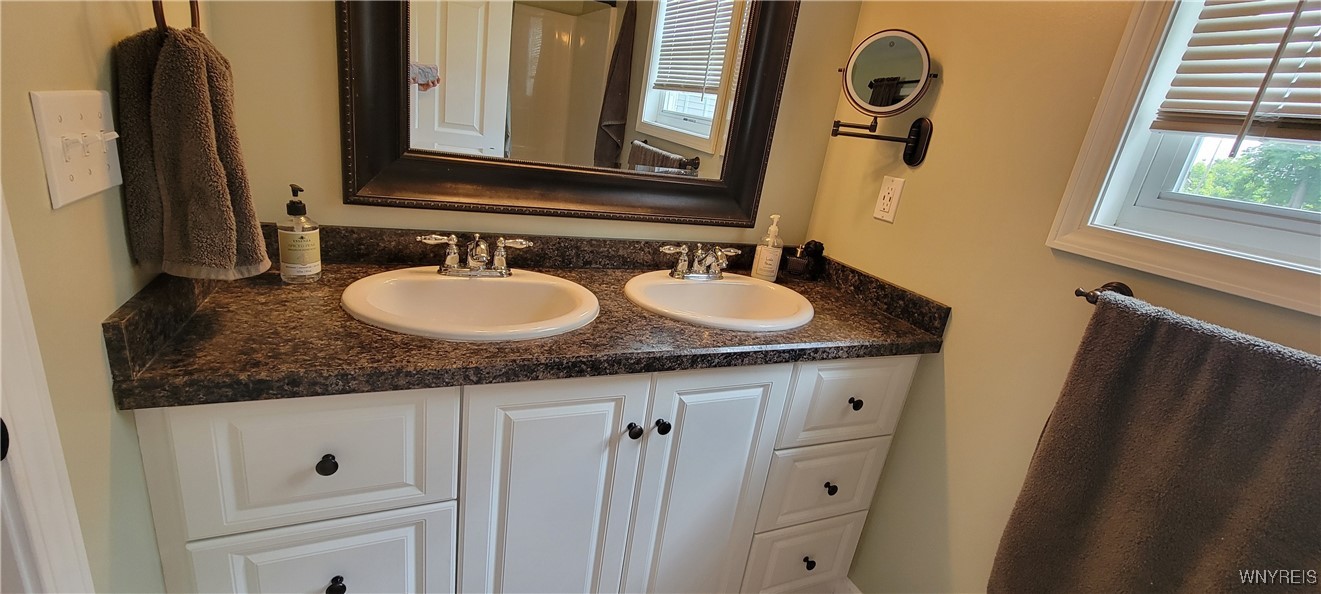 Lockport City, New York 14094, United States, 3 Bedrooms Bedrooms, ,3 BathroomsBathrooms,Residential,Active,163802